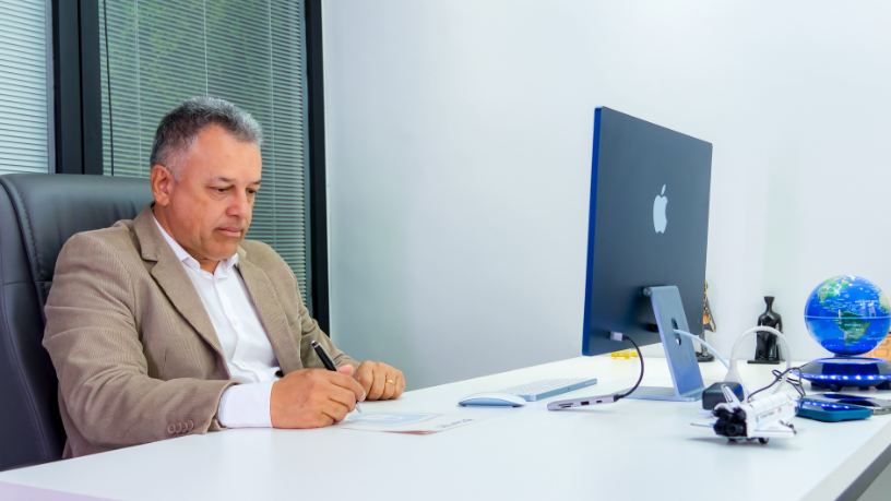 Entenda como a inteligência artificial pode identificar comportamentos criminosos, quando pode haver comunicação às autoridades e quais são os limites da privacidade segundo o Direito Digital.