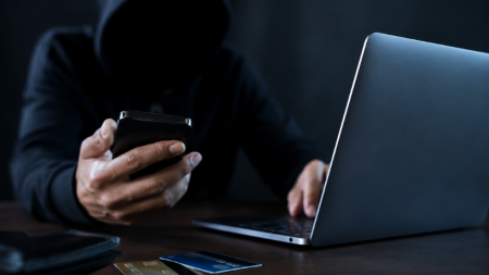 Estelionato digital já é o maior crime patrimonial do Brasil. Entenda seus direitos e como buscar reparação de bancos e instituições financeiras.